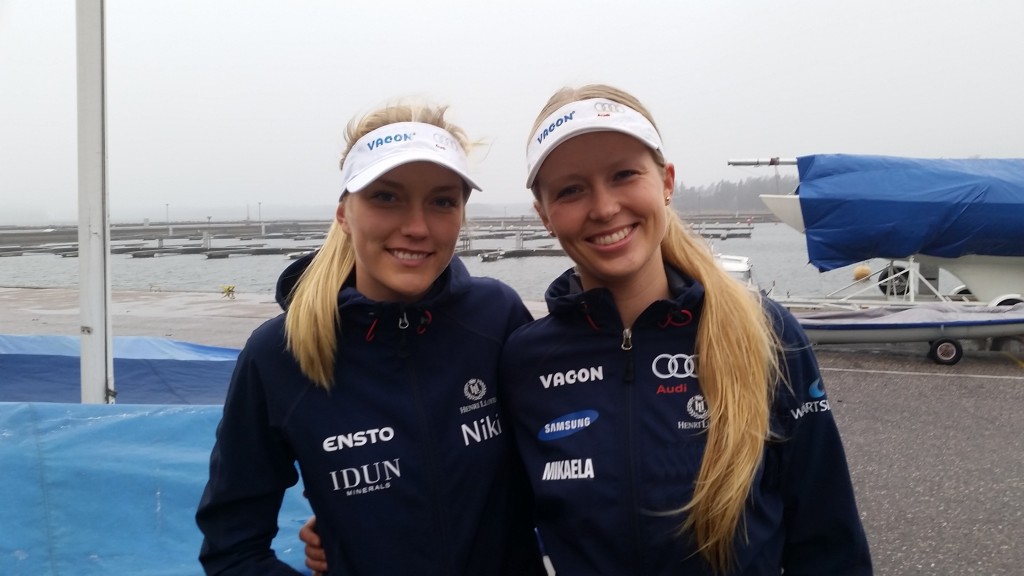 “Två blondiner i en båt måst ju vara bättre än en bondin” säger Niki och skrattar med glimten i ögat. Mikaela instämmer “Nu kör vi fullt och gör de bästa vi kan”. 