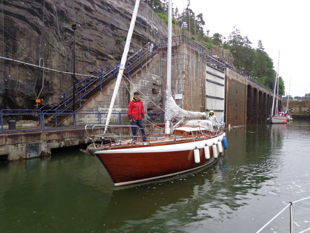 s/y Linda möter s/y Galatea i Trollhätteslussen. Foto: O-P Lassila